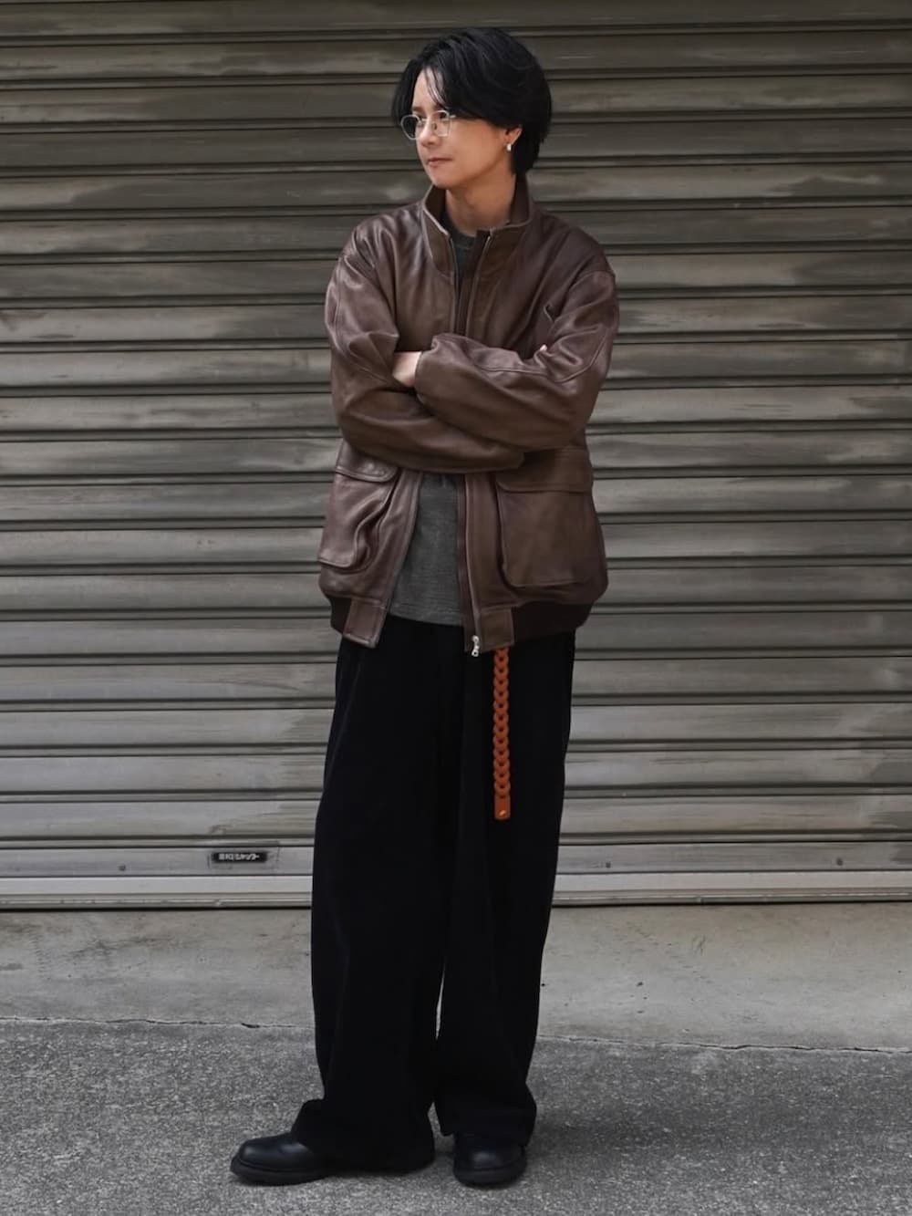 ブラウン系のジャケット/アウター、イエロー系のTシャツ/カットソー、ブラック系のその他パンツを着用したメンズの冬コーディネートの2枚目の写真