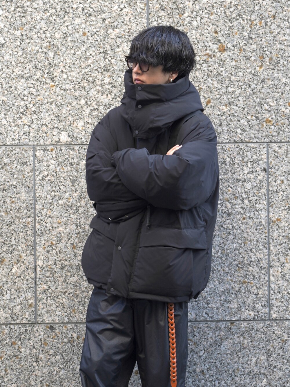 ブラック系のダウンジャケット/コート、ブラック系のその他パンツ、ブラック系のボディバッグ/ウエストポーチを着用したメンズの秋コーディネートの4枚目の写真