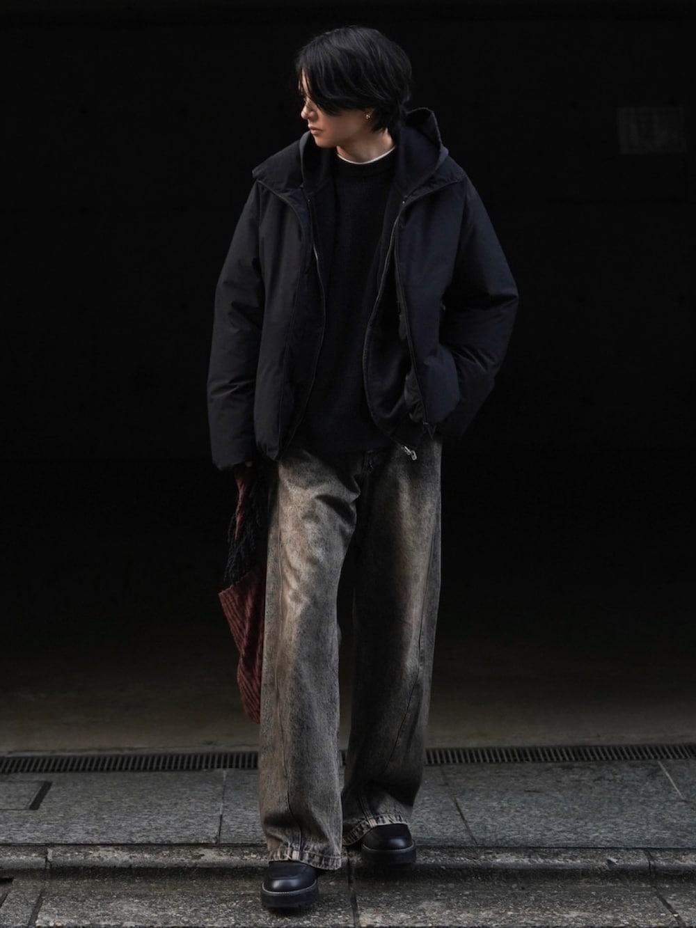 ブラック系のダウンジャケット/コート、ブラック系のパーカー、グレー系のニット/セーターを着用したメンズの冬コーディネートの3枚目の写真