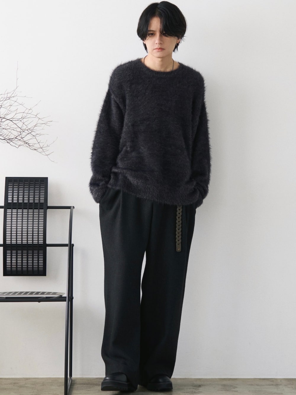 「モノトーン、テーマパークコーデ、プチプラ、デートコーデ、お出かけコーデ、スラックス、モノトーンコーデ、デニム、レイヤードスタイル、革靴、厚底シューズ、ニット、ジャケット、大人カジュアル、真冬のあったかスタイル」|「WYM LIDNMのWATER-REPELLENT NYLON 66 HEAT FIBER PADDED JACKET(ダウンジャケット/コート、ブラック系)」を使った、げんじさん(メンズ・175cm)の秋コーディネートの4枚目の写真