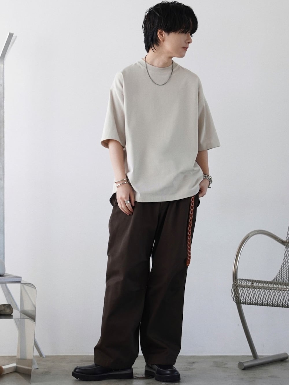 グレー系のシャツ/ブラウス、グレー系のTシャツ/カットソー、ブラウン系のその他パンツを着用したメンズの夏コーディネートの3枚目の写真