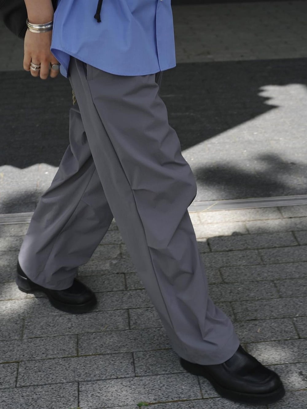 ブルー系のシャツ/ブラウス、ブラック系のショルダーバッグ、グレー系のその他パンツを着用したメンズの夏コーディネートの5枚目の写真