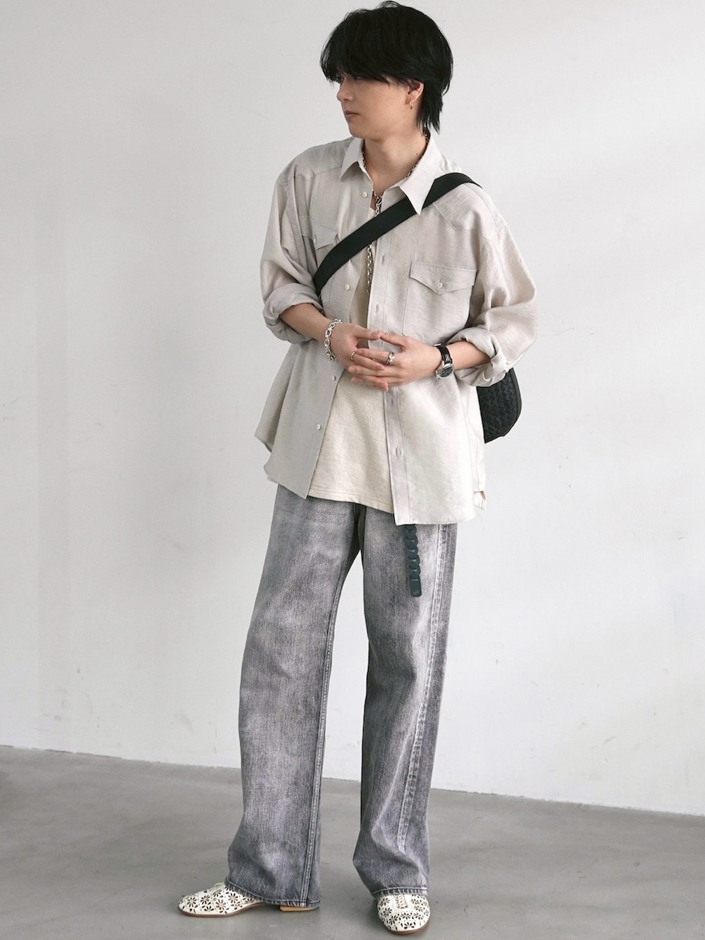 ホワイト系のタンクトップ、ホワイト系のシャツ/ブラウス、グレー系のデニムパンツを着用したメンズの春コーディネートの2枚目の写真