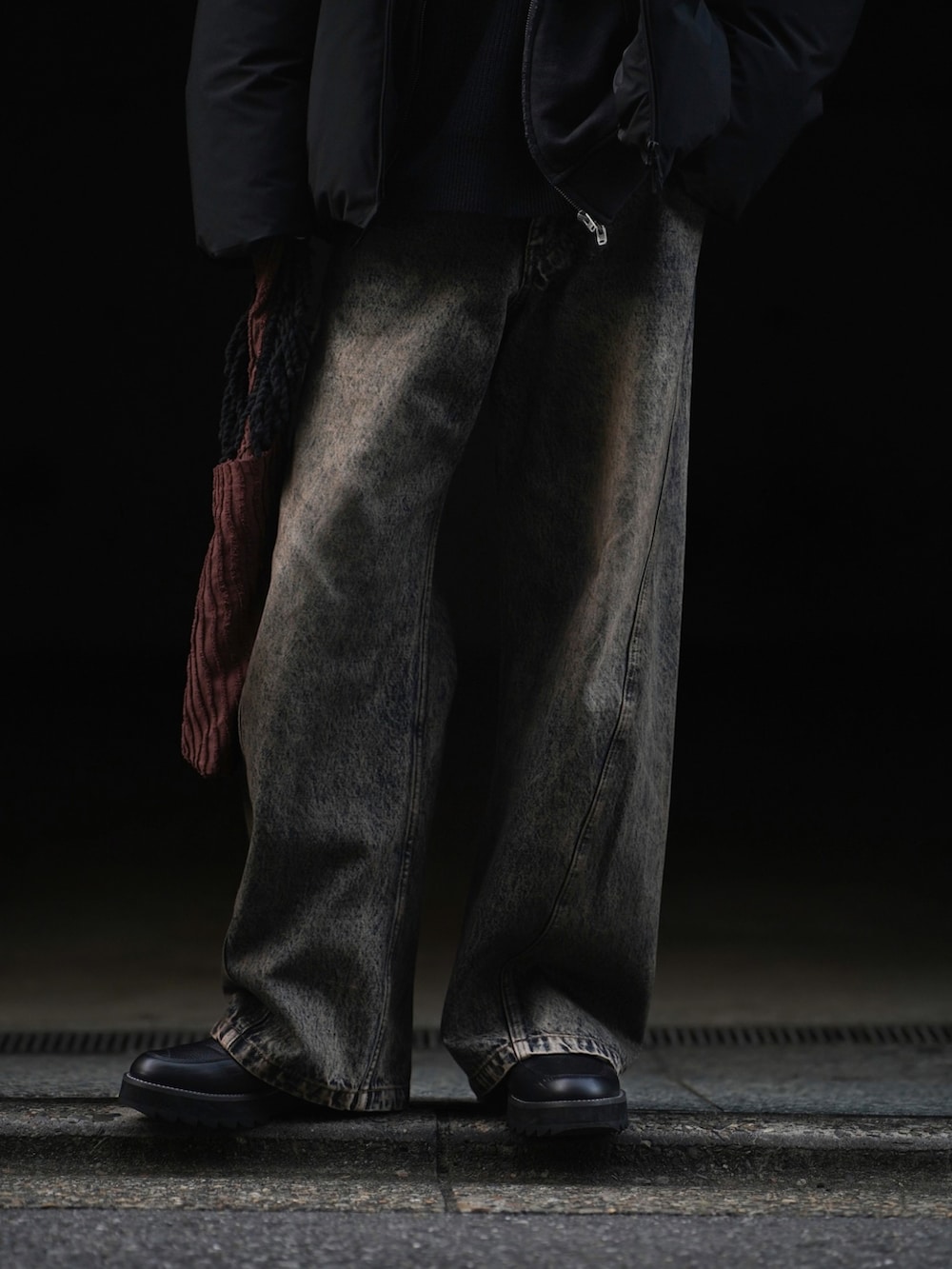 ブラック系のダウンジャケット/コート、ブラック系のパーカー、グレー系のニット/セーターを着用したメンズの冬コーディネートの5枚目の写真