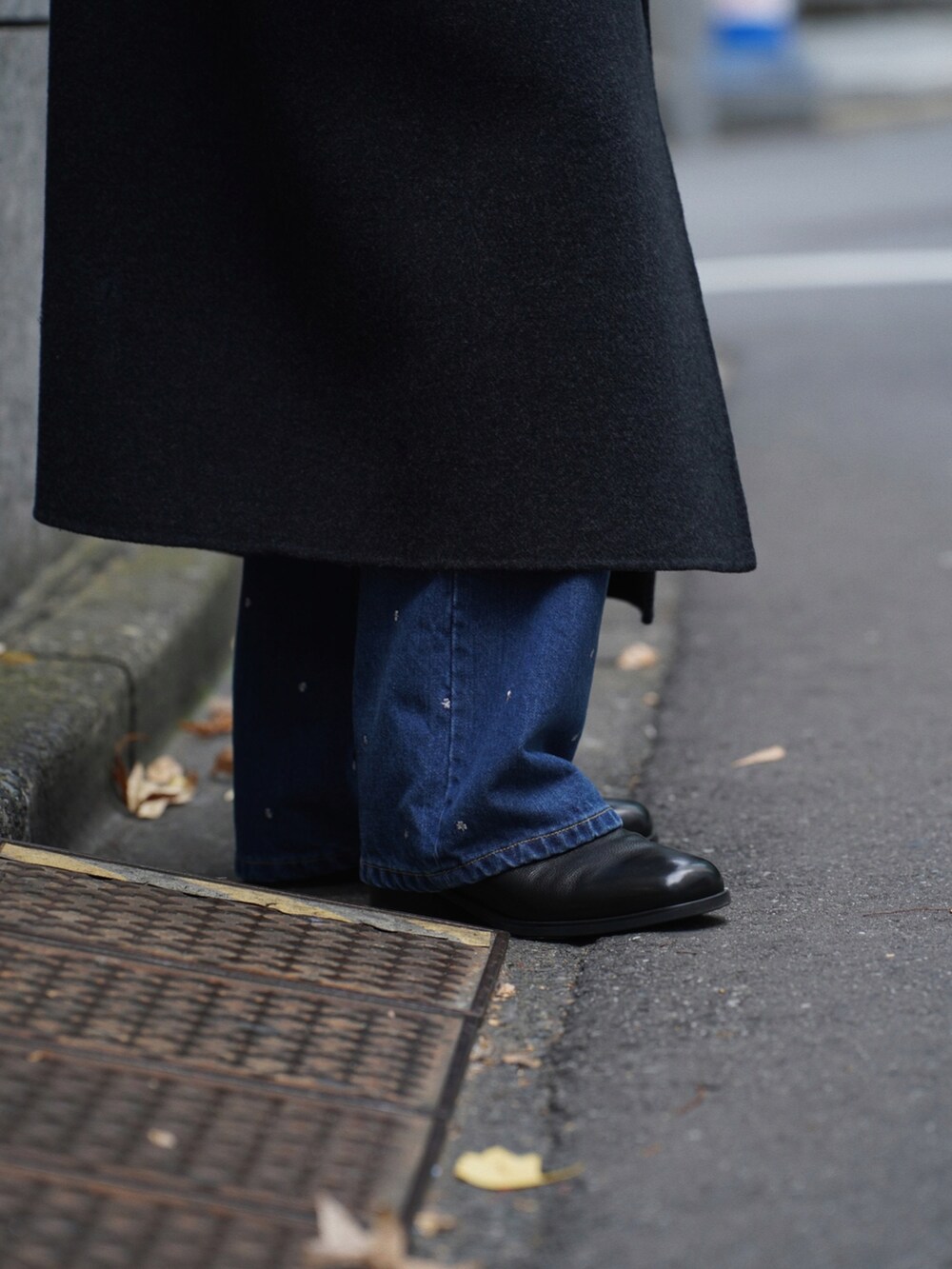 ブラック系のチェスターコート、ブラウン系のシャツ/ブラウス、ブルー系のパンツを着用したメンズの冬コーディネートの5枚目の写真