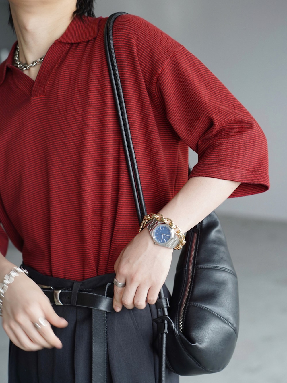 ホワイト系のタンクトップ、ブラック系のショルダーバッグ、ブラック系のドレスシューズを着用したメンズの夏コーディネートの4枚目の写真