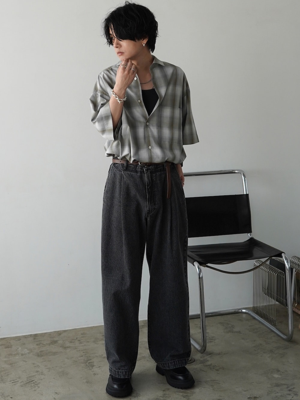 グレー系のシャツ/ブラウス、ブラック系のタンクトップ、ブラック系のデニムパンツを着用したメンズの夏コーディネートの4枚目の写真