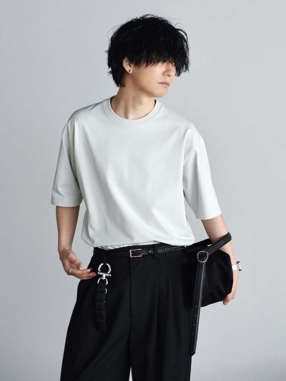 グレー系のTシャツ/カットソー、ブラック系のスラックス、ブラック系のドレスシューズを着用したメンズの夏コーディネートの2枚目の写真