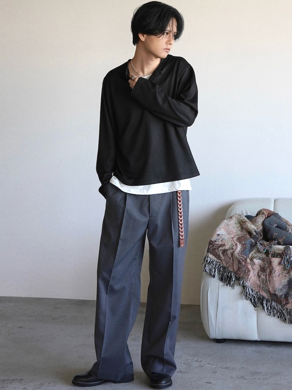 ブラック系のTシャツ/カットソー、ブラック系のブルゾン、グレー系のスラックスを着用したメンズの春コーディネートの2枚目の写真