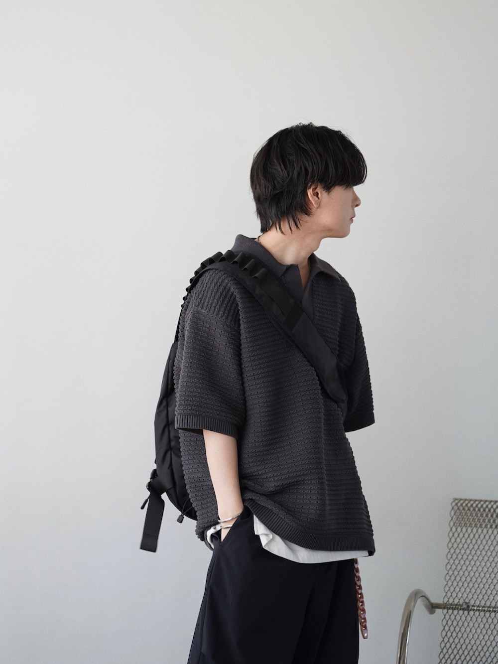 「休日スタイル、モノトーン、お出かけコーデ、レイヤードスタイル、デートコーデ、プチプラ、プチプラコーデ、大人カジュアル、シンプルコーデ、トラックパンツ、春夏コーデ、ビッグシルエット、オーバーサイズ、ニットポロ、革靴」|「WYM LIDNMのTUCK SKIPPER KNIT POLO(ポロシャツ、グレー系)」を使った、げんじさん(メンズ・175cm)の春コーディネートの4枚目の写真