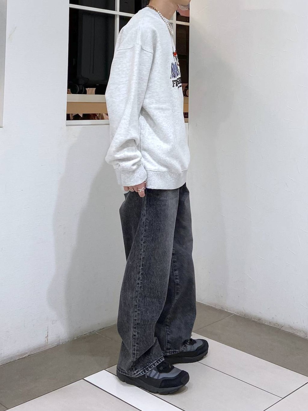 ホワイト系のタンクトップ、ブラック系のスニーカー、ホワイト系のスウェットを着用したメンズの冬コーディネートの4枚目の写真