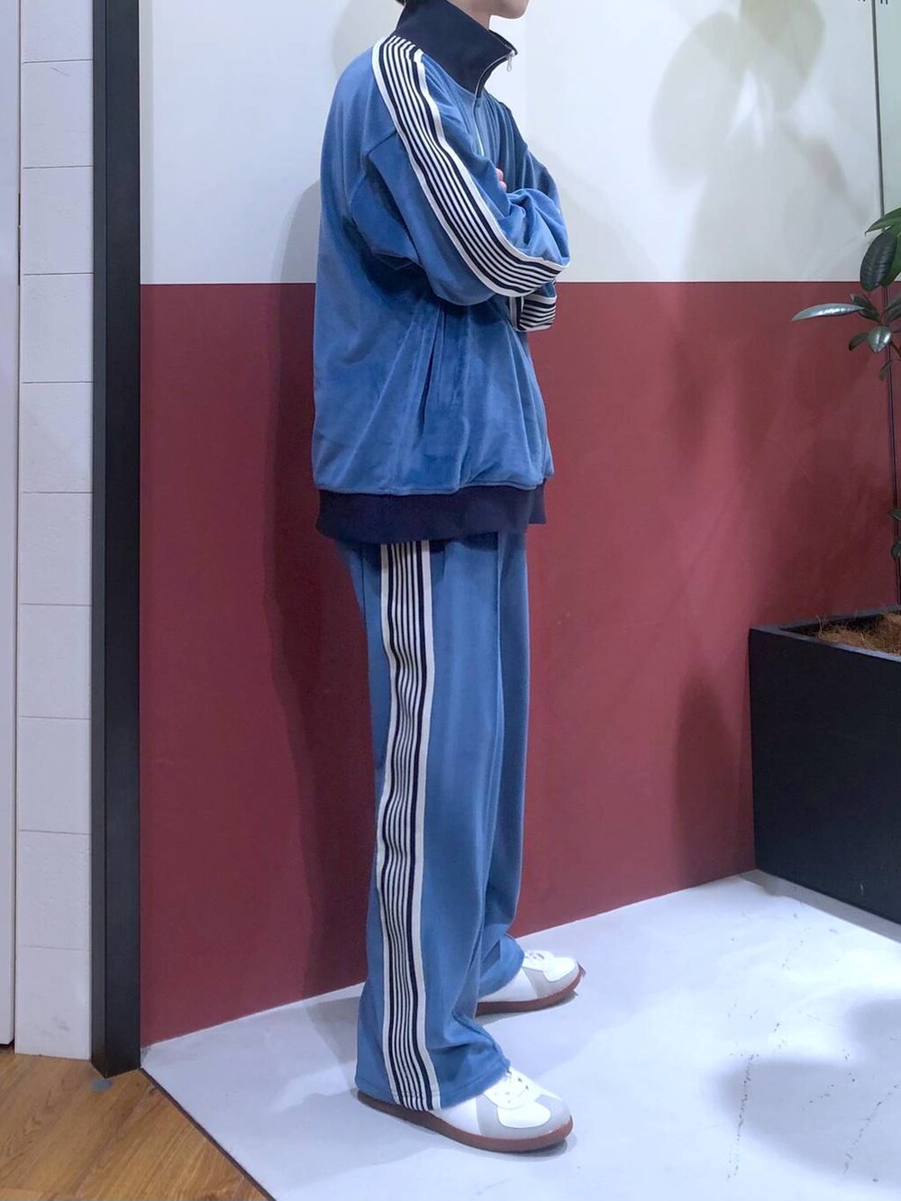 ブルー系のスラックス、ブルー系のブルゾン、ホワイト系のスニーカーを着用したメンズの冬コーディネートの4枚目の写真