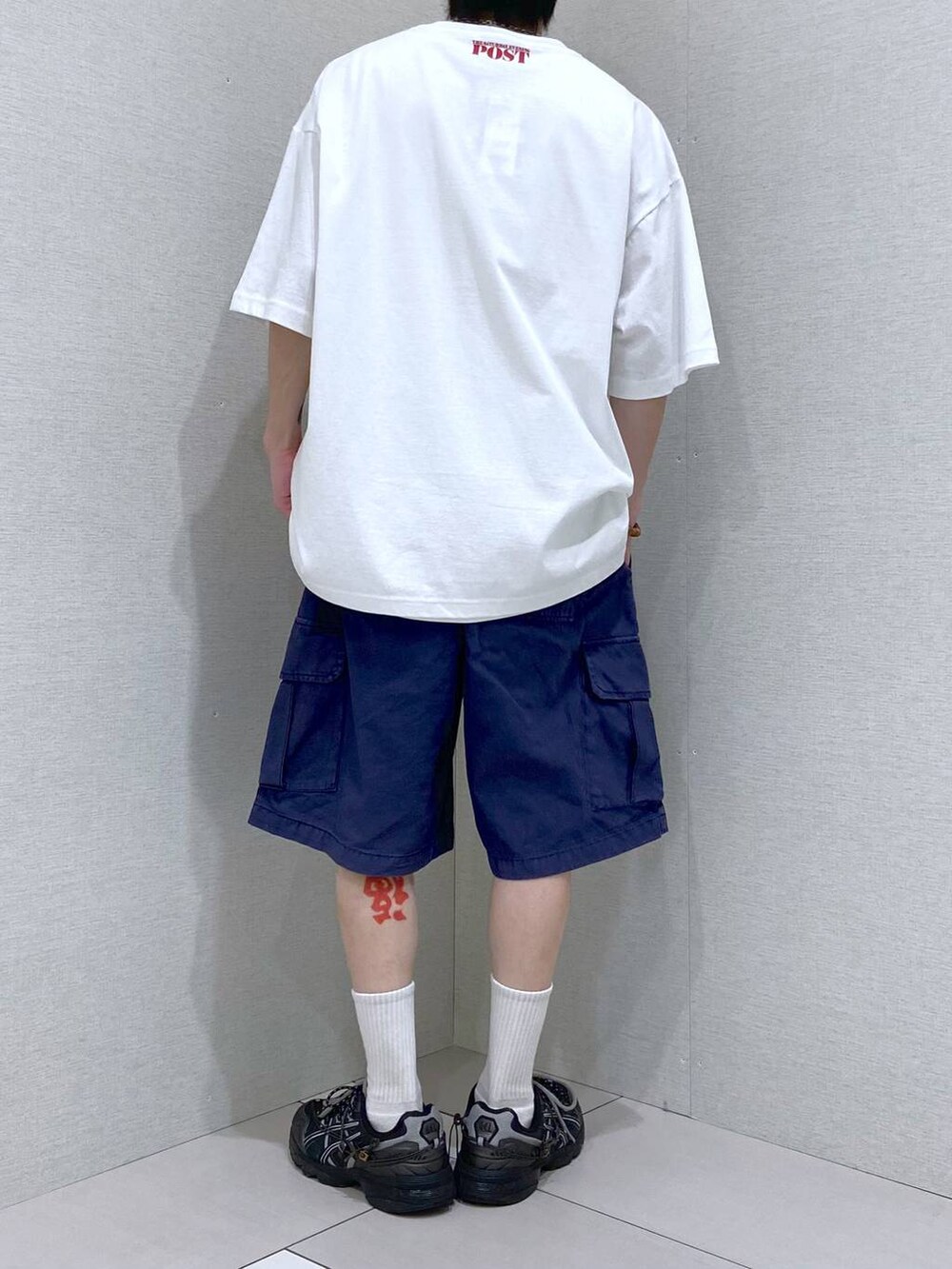ブルー系のカーゴパンツ、ホワイト系のタンクトップ、ホワイト系のTシャツ/カットソーを着用したメンズの夏コーディネートの3枚目の写真