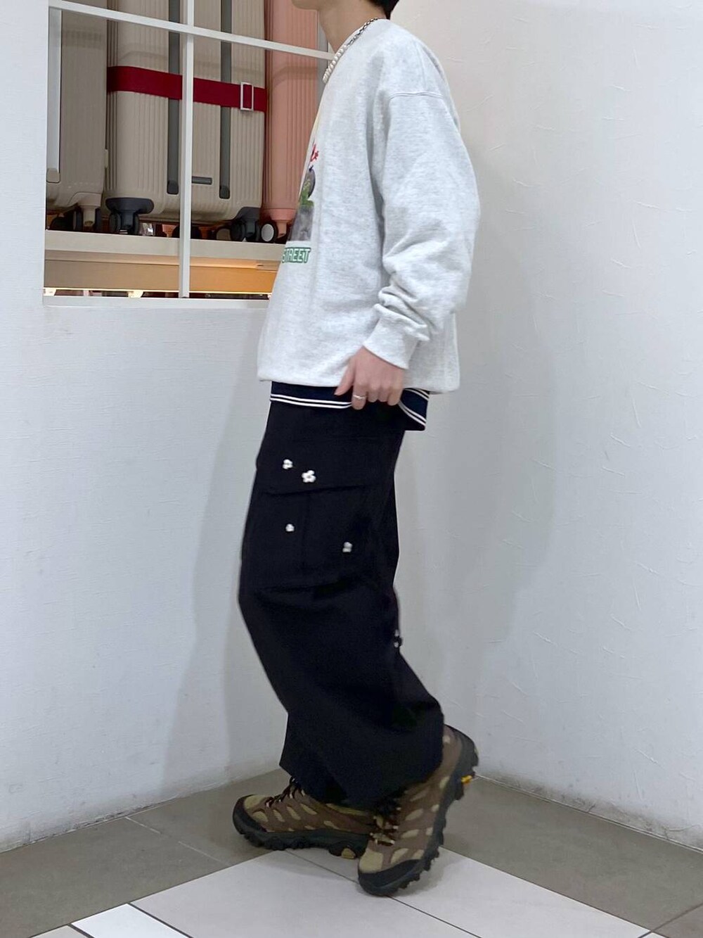 ブラック系のカーゴパンツ、グレー系のスウェット、ブルー系のTシャツ/カットソーを着用したメンズの春コーディネートの2枚目の写真
