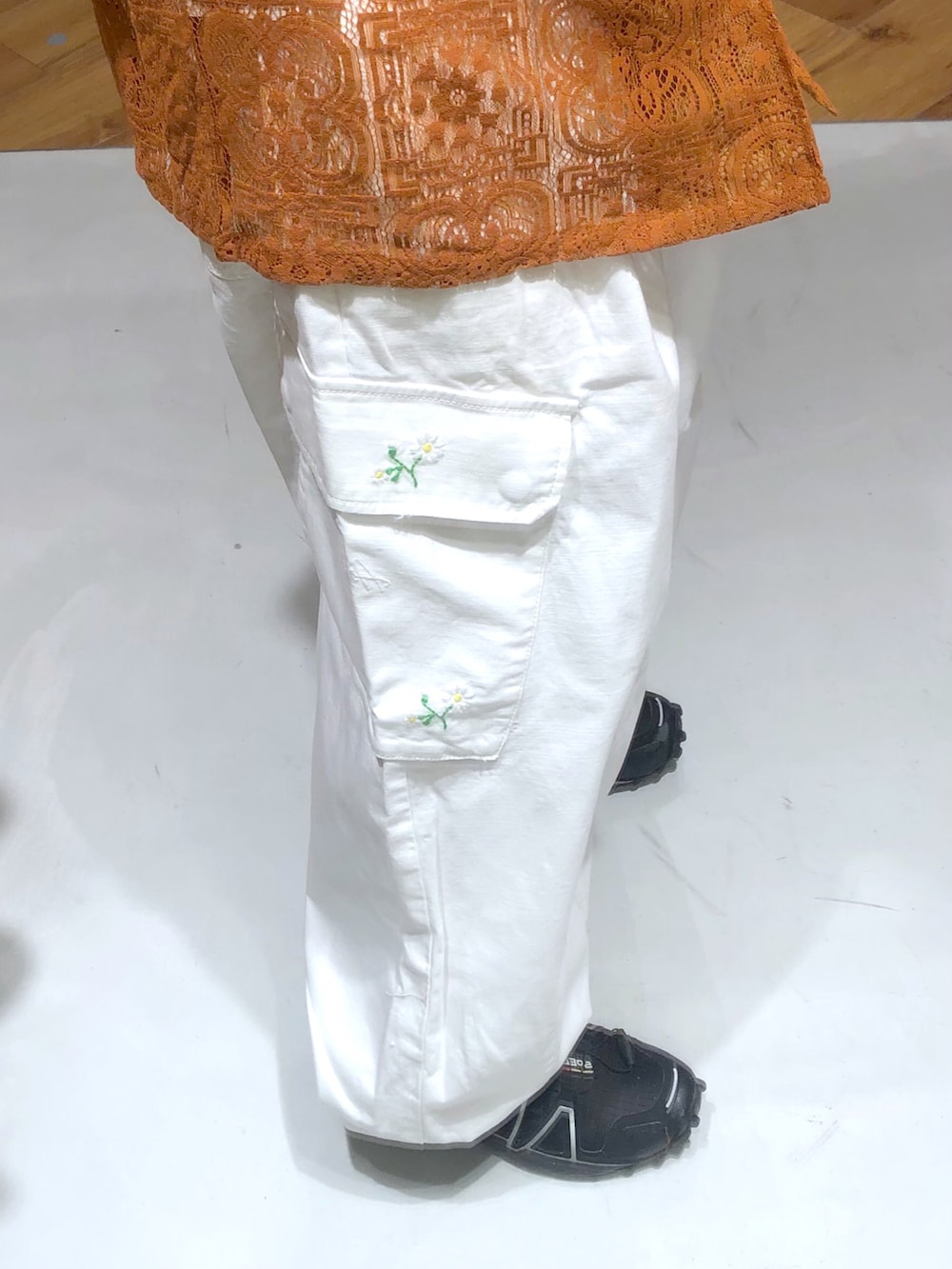 イエロー系のシャツ/ブラウス、ホワイト系のカーゴパンツ、ブラック系のスニーカーを着用したメンズの春コーディネートの5枚目の写真