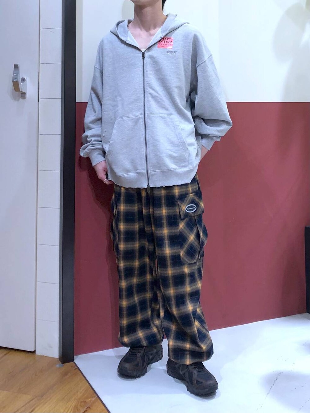 グレー系のパーカー、ブラウン系のスニーカー、ブルー系のカーゴパンツを着用したメンズの冬コーディネートの5枚目の写真