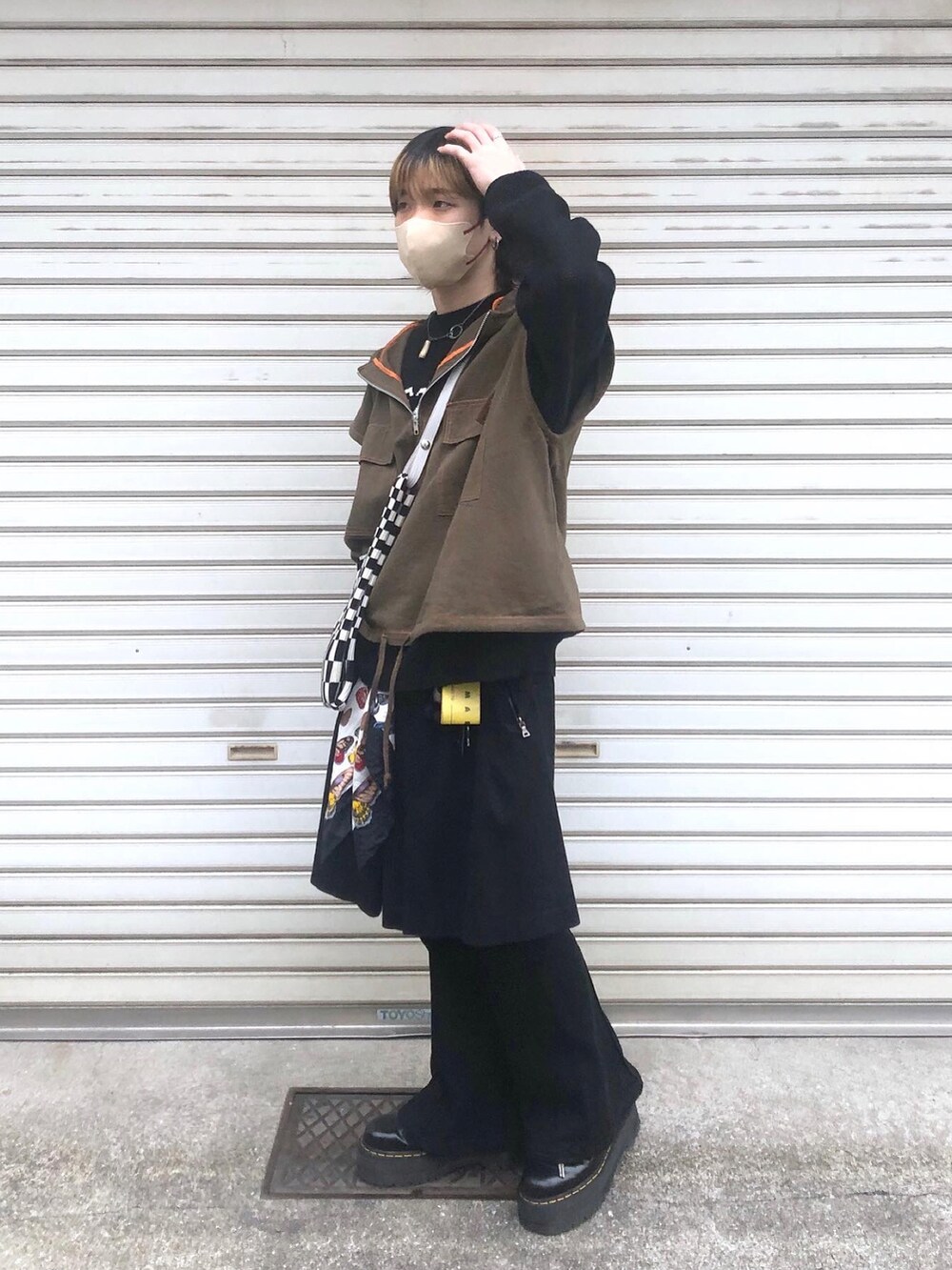 「乱痴気、lastframe、スカート男子、古着MIX、Badhiya、古着男子、PRADA、MARNI、低身長男子、ユニセックス、ユニセックスコーデ、フレアパンツ、アノラック、低身長コーデ、私服」｜「BadhiyaのNOSLEEVE ANORAK - twill（ベスト、ブラウン系）」を使った、覇都さん（メンズ・162cm）の春コーディネートの2枚目の写真