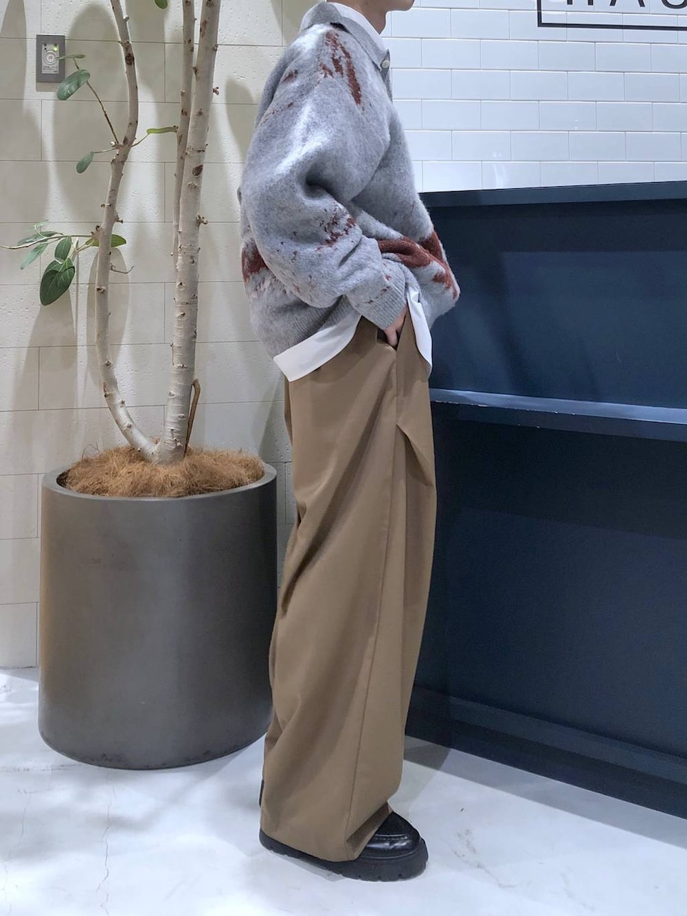 ブラック系のドレスシューズ、ホワイト系のシャツ/ブラウス、グレー系のポロシャツを着用したメンズの冬コーディネートの4枚目の写真