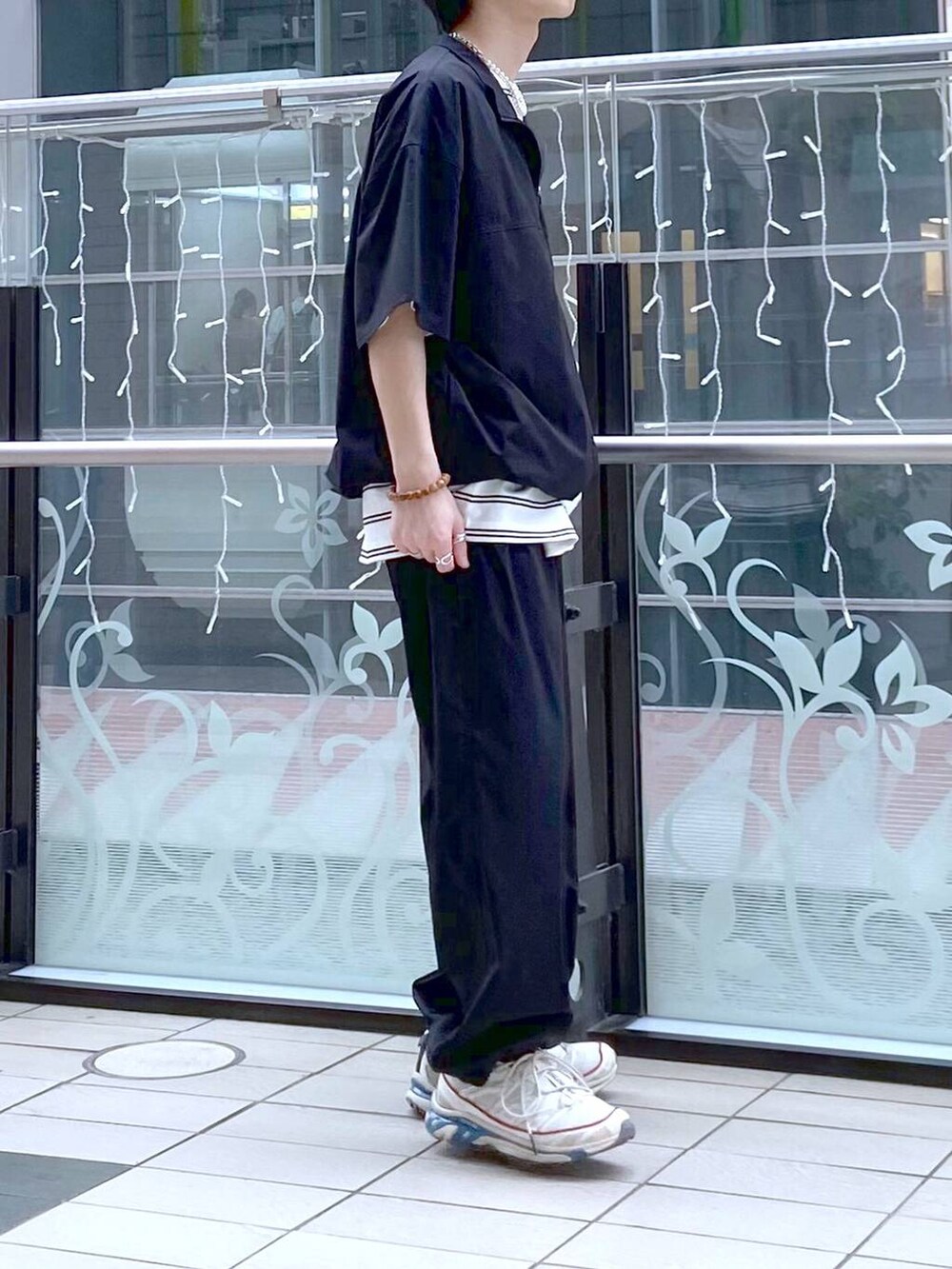 「低身長、スポーティ、アウトドア、RAGEBLUE、ラフ、ゆったり、オーバーサイズ、女子ウケ、ユニセックス、Tシャツ、ワイドパンツ、ストリート、カジュアル、メンズライク」｜「RAGEBLUEのデザインメタルリング（リング、シルバー系）」を使った、覇都さん（メンズ・162cm）の春コーディネートの4枚目の写真