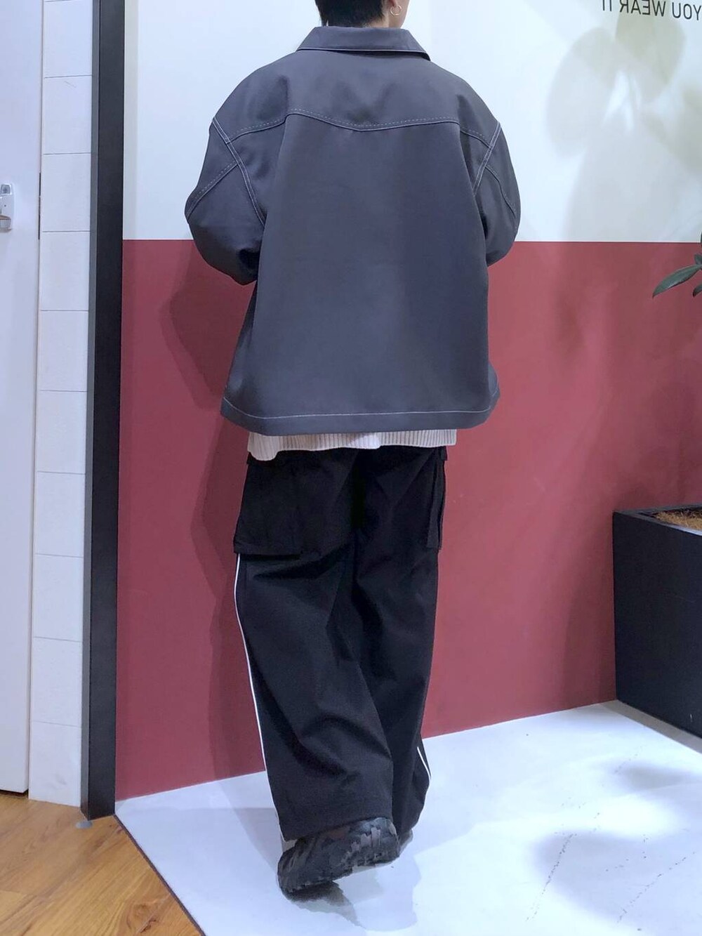 ホワイト系のニット/セーター、ブラウン系のスニーカー、グレー系のブルゾンを着用したメンズの冬コーディネートの3枚目の写真