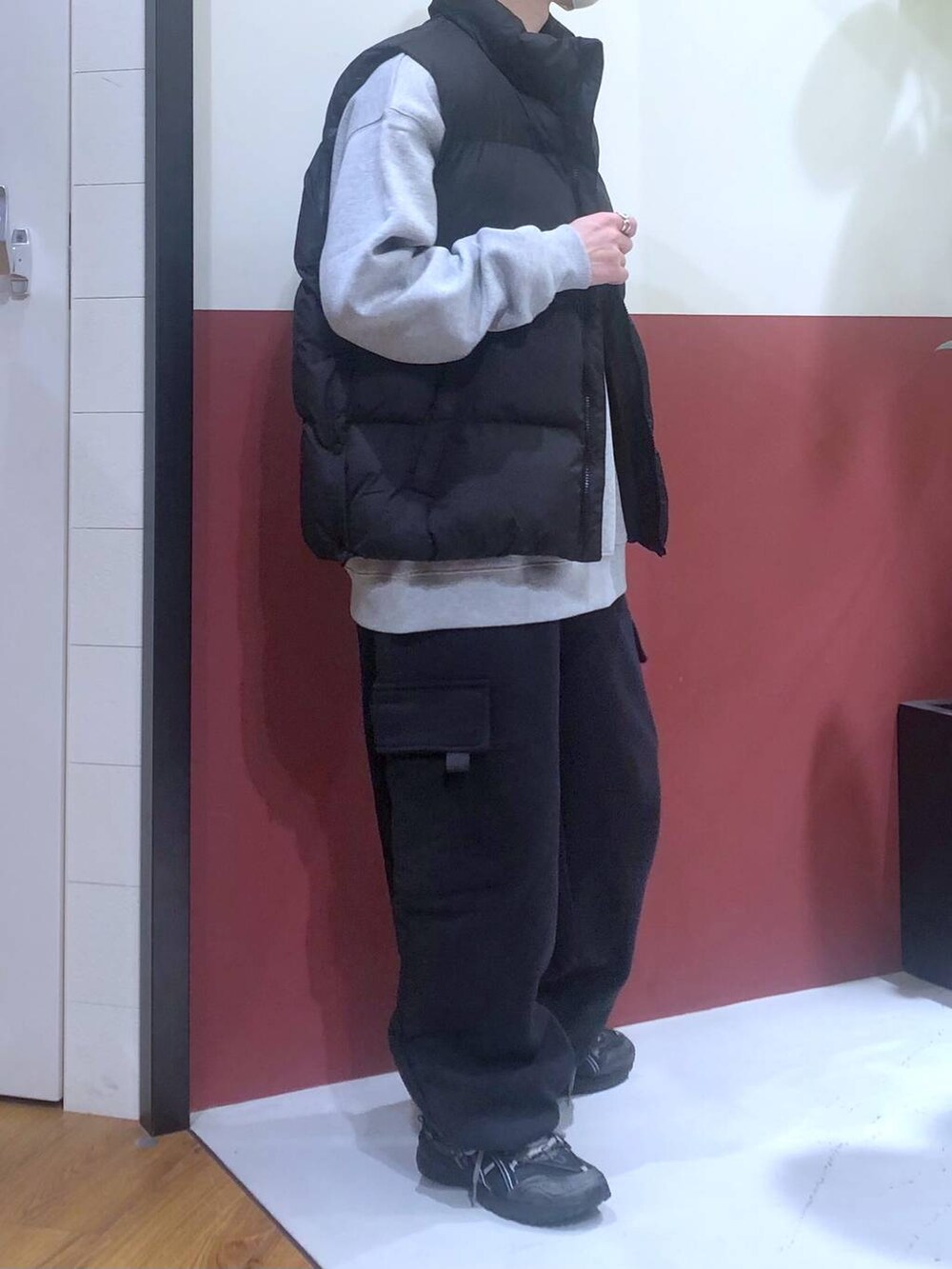 「低身長、ユニセックス、モテ、RAGEBLUE、カジュアル、ベスト、スウェット、ワイドパンツ、ラフ、ゆったり、オーバーサイズ、女子ウケ、休日コーデ、ストリート、スポーティ」｜「RAGEBLUEの【AIRTHERMAL】エアサーマルサイドスリット中綿ベスト（ダウンベスト、ブラック系）」を使った、覇都さん（メンズ・162cm）の冬コーディネートの4枚目の写真