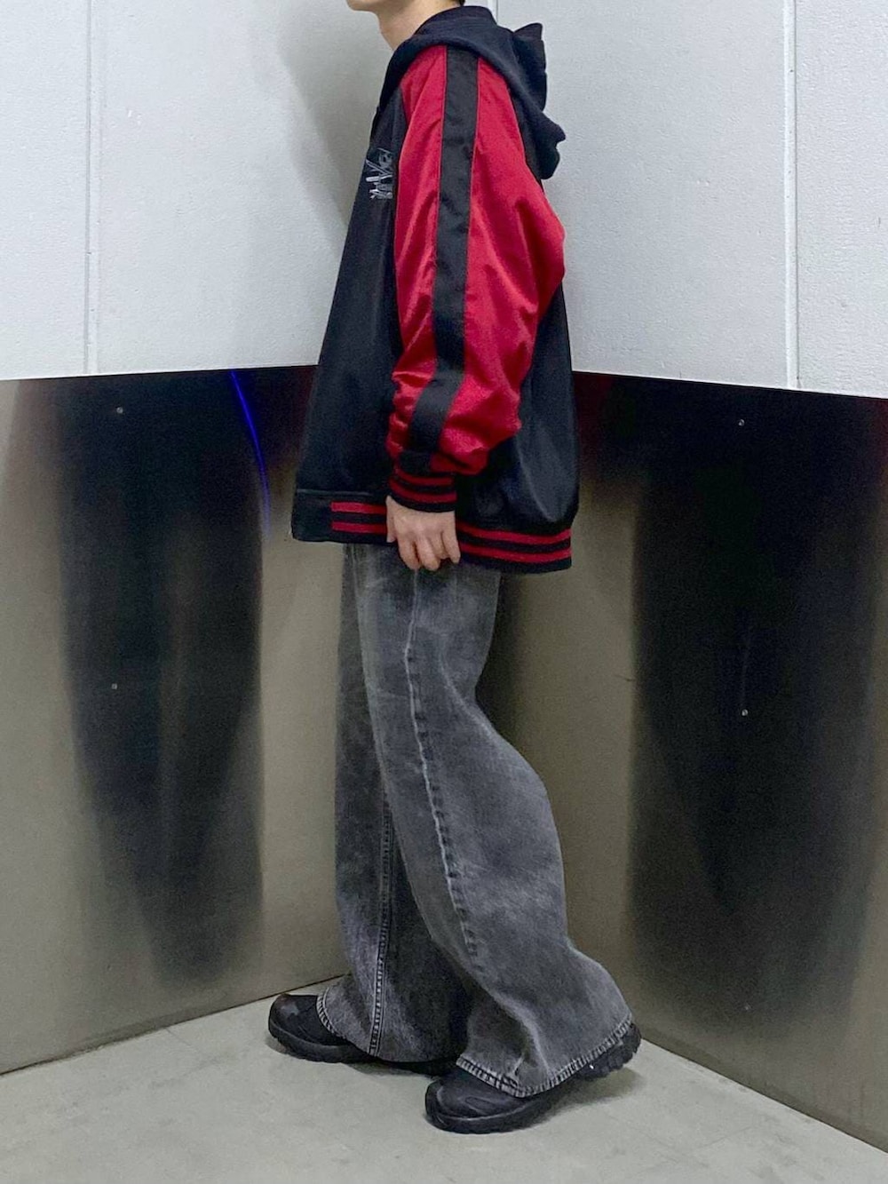 ブラック系のスニーカー、ブラック系のスカジャン、ブラック系のパーカーを着用したメンズの春コーディネートの2枚目の写真