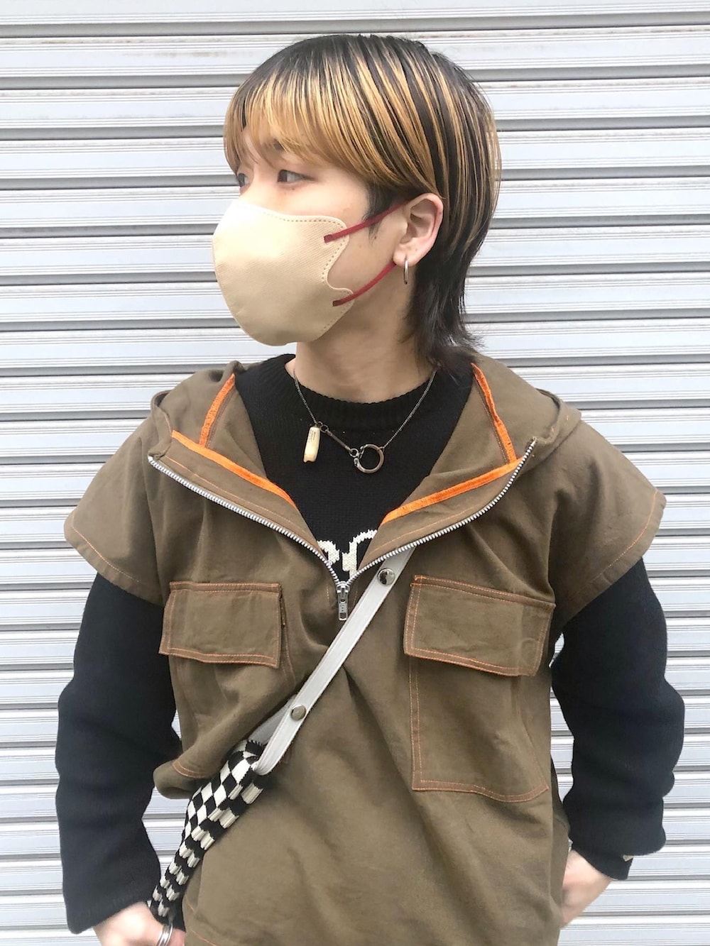 「乱痴気、lastframe、スカート男子、古着MIX、Badhiya、古着男子、PRADA、MARNI、低身長男子、ユニセックス、ユニセックスコーデ、フレアパンツ、アノラック、低身長コーデ、私服」｜「BadhiyaのNOSLEEVE ANORAK - twill（ベスト、ブラウン系）」を使った、覇都さん（メンズ・162cm）の春コーディネートの5枚目の写真