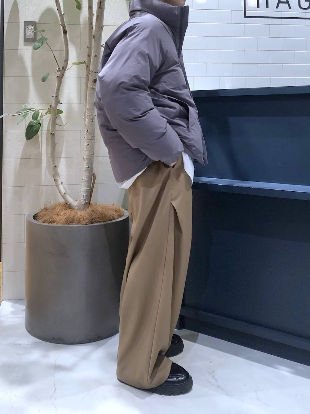 グレー系のダウンジャケット/コート、ブラック系のドレスシューズ、ホワイト系のシャツ/ブラウスを着用したメンズの冬コーディネートの4枚目の写真