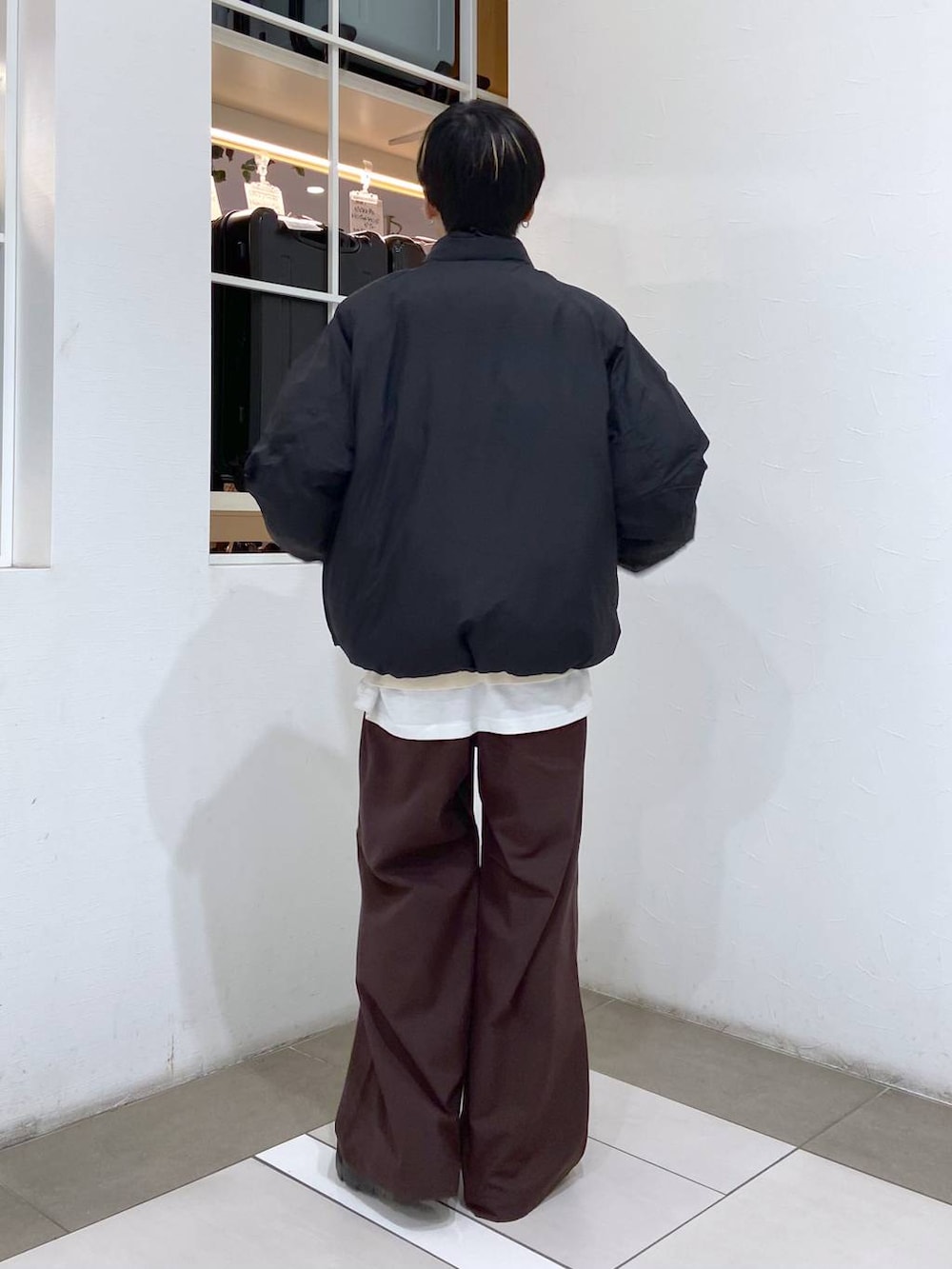 ホワイト系のタンクトップ、ブラック系のダウンジャケット/コート、ホワイト系のニット/セーターを着用したメンズの冬コーディネートの3枚目の写真