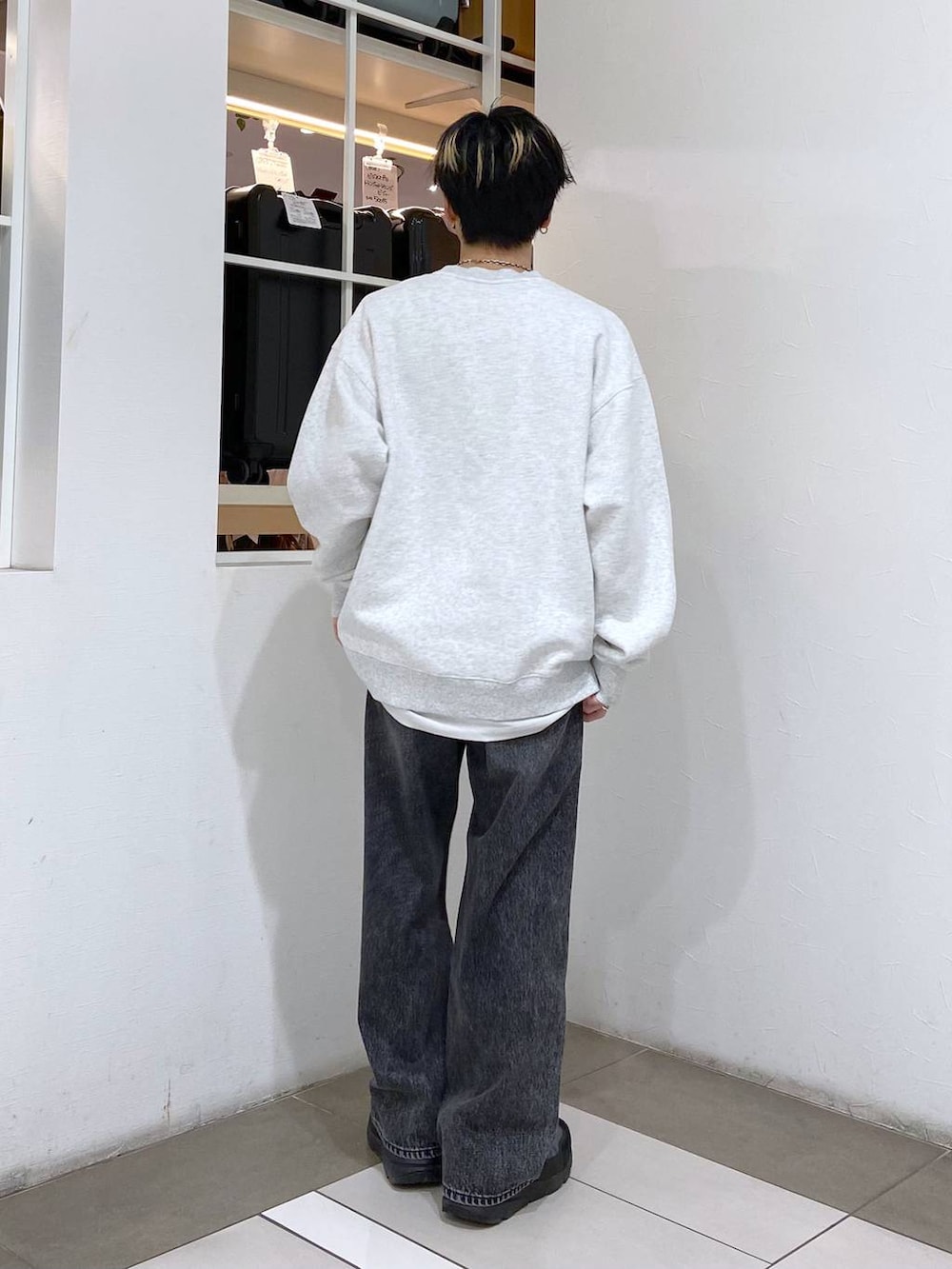 ホワイト系のタンクトップ、ブラック系のスニーカー、ホワイト系のスウェットを着用したメンズの冬コーディネートの3枚目の写真