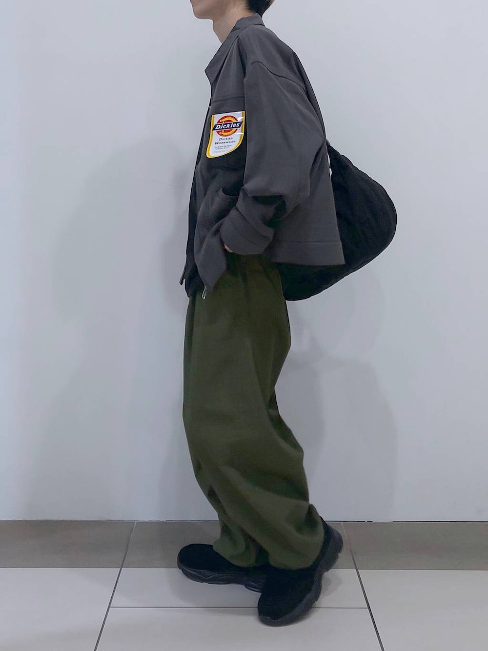 ブラック系のTシャツ/カットソー、グレー系のブルゾン、ブラック系のローファーを着用したメンズの夏コーディネートの2枚目の写真