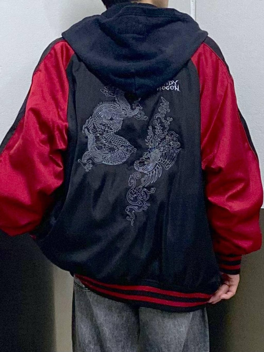 ブラック系のスニーカー、ブラック系のスカジャン、ブラック系のパーカーを着用したメンズの春コーディネートの4枚目の写真