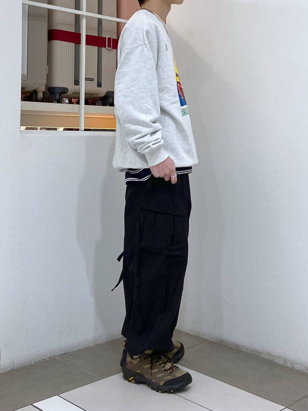ブラック系のカーゴパンツ、グレー系のスウェット、ブルー系のTシャツ/カットソーを着用したメンズの春コーディネートの4枚目の写真