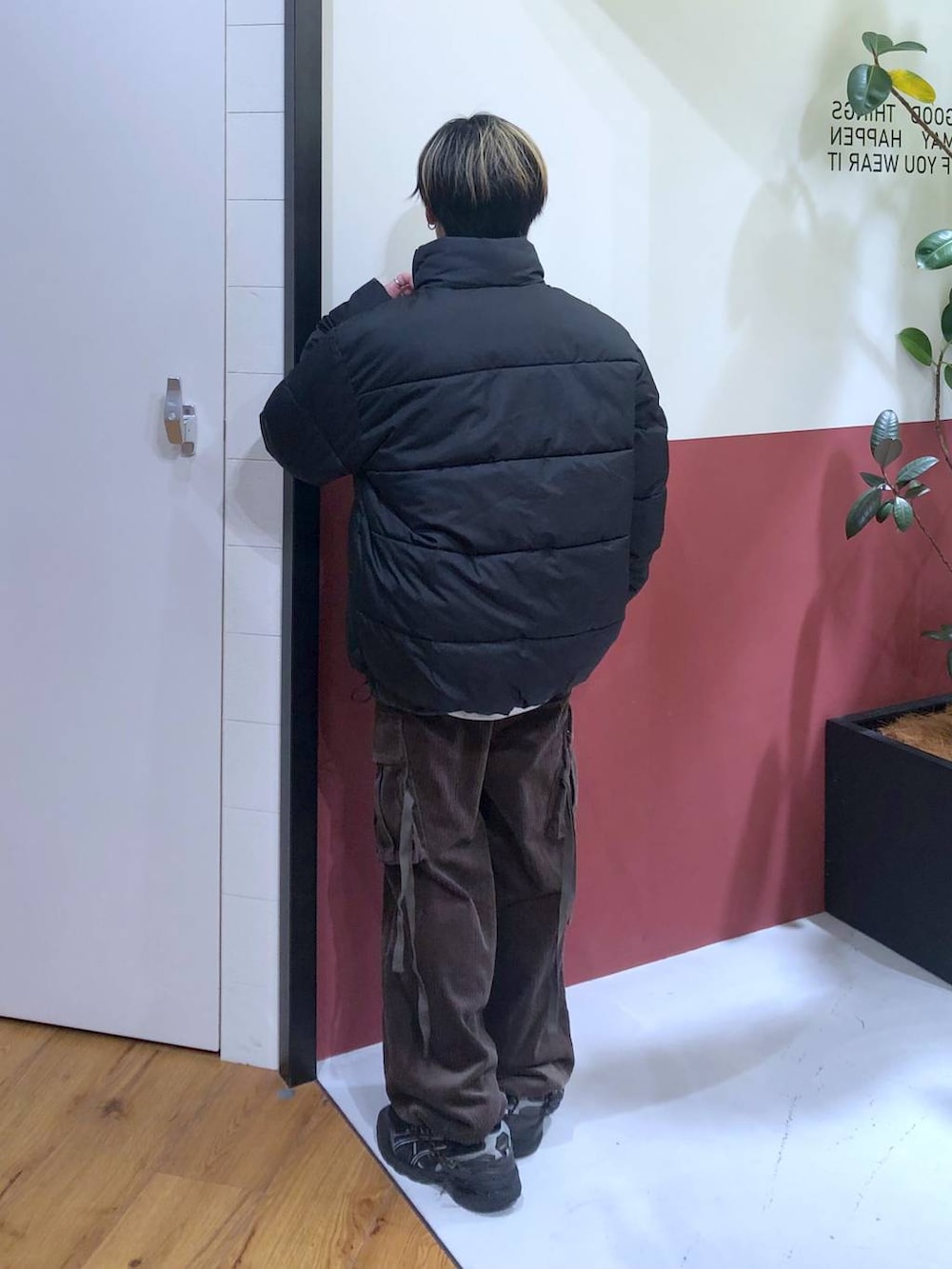 ホワイト系のタンクトップ、ブラウン系のカーゴパンツ、グレー系のスウェットを着用したメンズの冬コーディネートの3枚目の写真