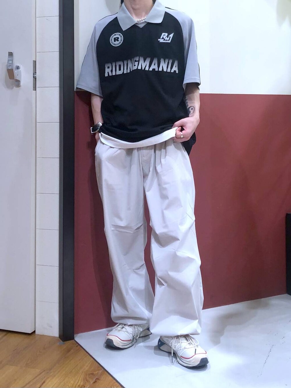 ホワイト系のタンクトップ、ホワイト系のスウェットパンツ、グレー系のTシャツ/カットソーを着用したメンズの夏コーディネートの5枚目の写真