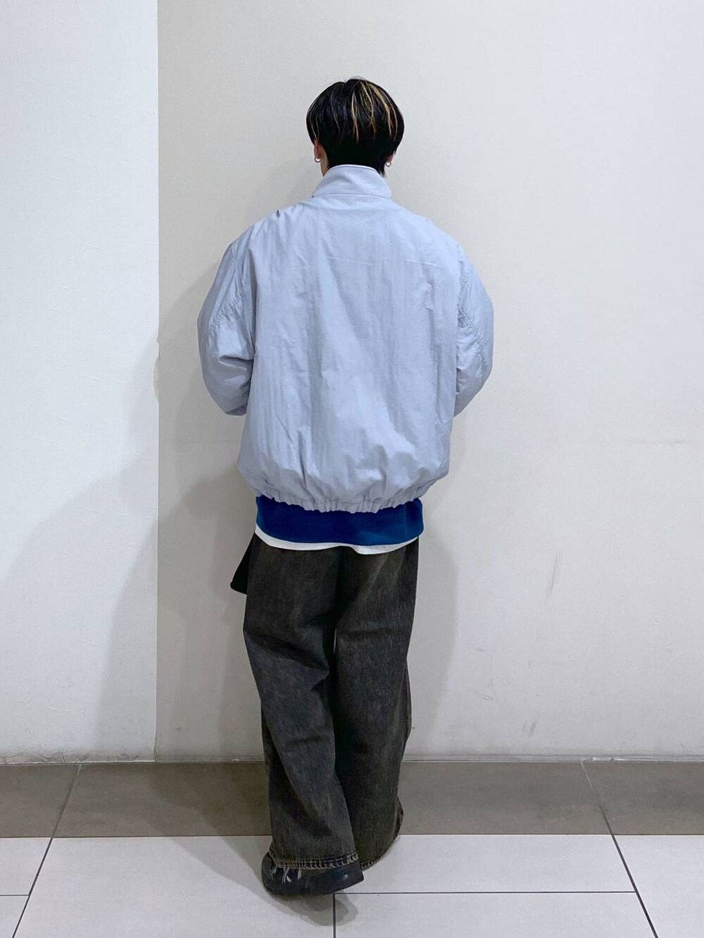 「低身長、スポーティ、アウトドア、RAGEBLUE、カジュアル、ユニセックス、ラフ、ゆったり、オーバーサイズ、女子ウケ、メンズライク、デニムパンツ」｜「RAGEBLUEのインナータンクトップ（タンクトップ、ホワイト系）」を使った、覇都さん（メンズ・162cm）の冬コーディネートの3枚目の写真