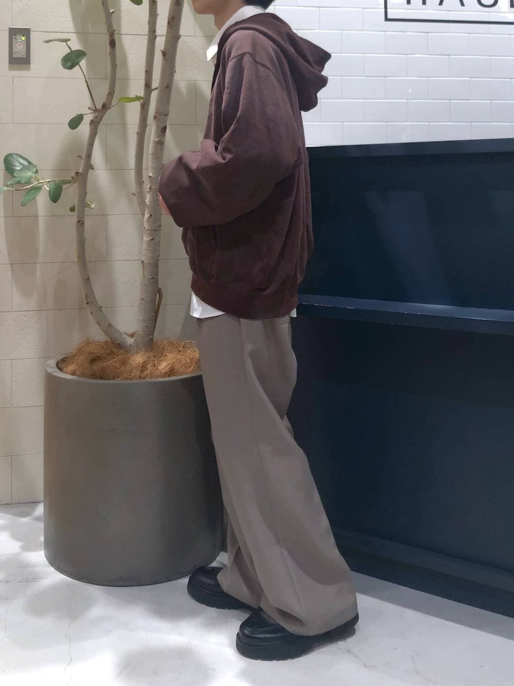 ホワイト系のシャツ/ブラウス、ベージュ系のスラックス、ブラウン系のパーカーを着用したメンズの秋コーディネートの2枚目の写真