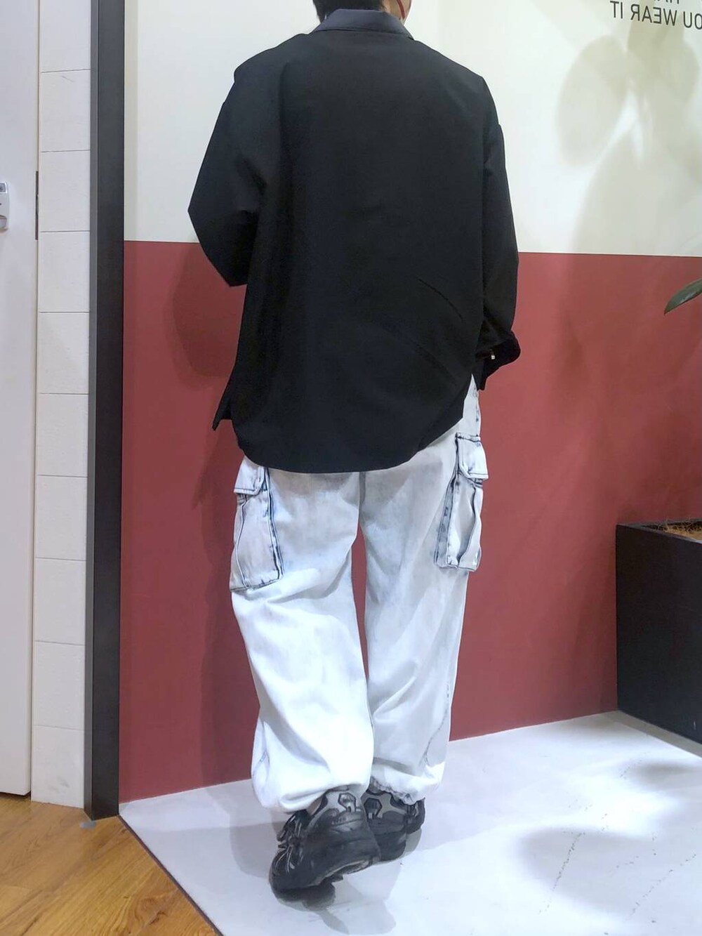 ブルー系のカーゴパンツ、ブラック系のシャツ/ブラウス、シルバー系のリングを着用したメンズの春コーディネートの2枚目の写真