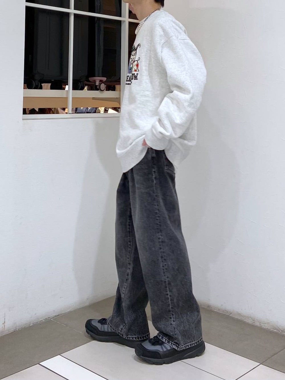 ホワイト系のタンクトップ、ブラック系のスニーカー、ホワイト系のスウェットを着用したメンズの冬コーディネートの2枚目の写真