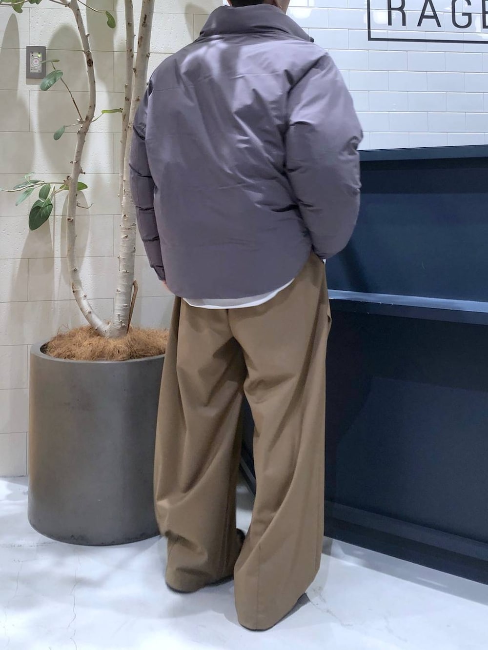 グレー系のダウンジャケット/コート、ブラック系のドレスシューズ、ホワイト系のシャツ/ブラウスを着用したメンズの冬コーディネートの3枚目の写真