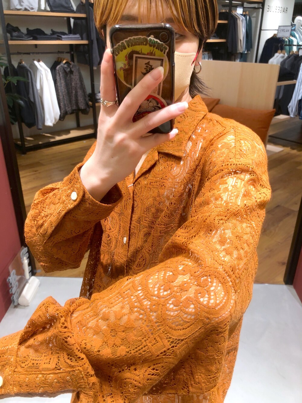 イエロー系のシャツ/ブラウス、ホワイト系のカーゴパンツ、ブラック系のスニーカーを着用したメンズの春コーディネートの4枚目の写真