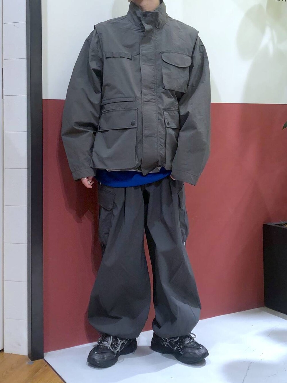 ホワイト系のTシャツ/カットソー、グレー系のカーゴパンツ、グレー系のナイロンジャケットを着用したメンズの春コーディネートの5枚目の写真