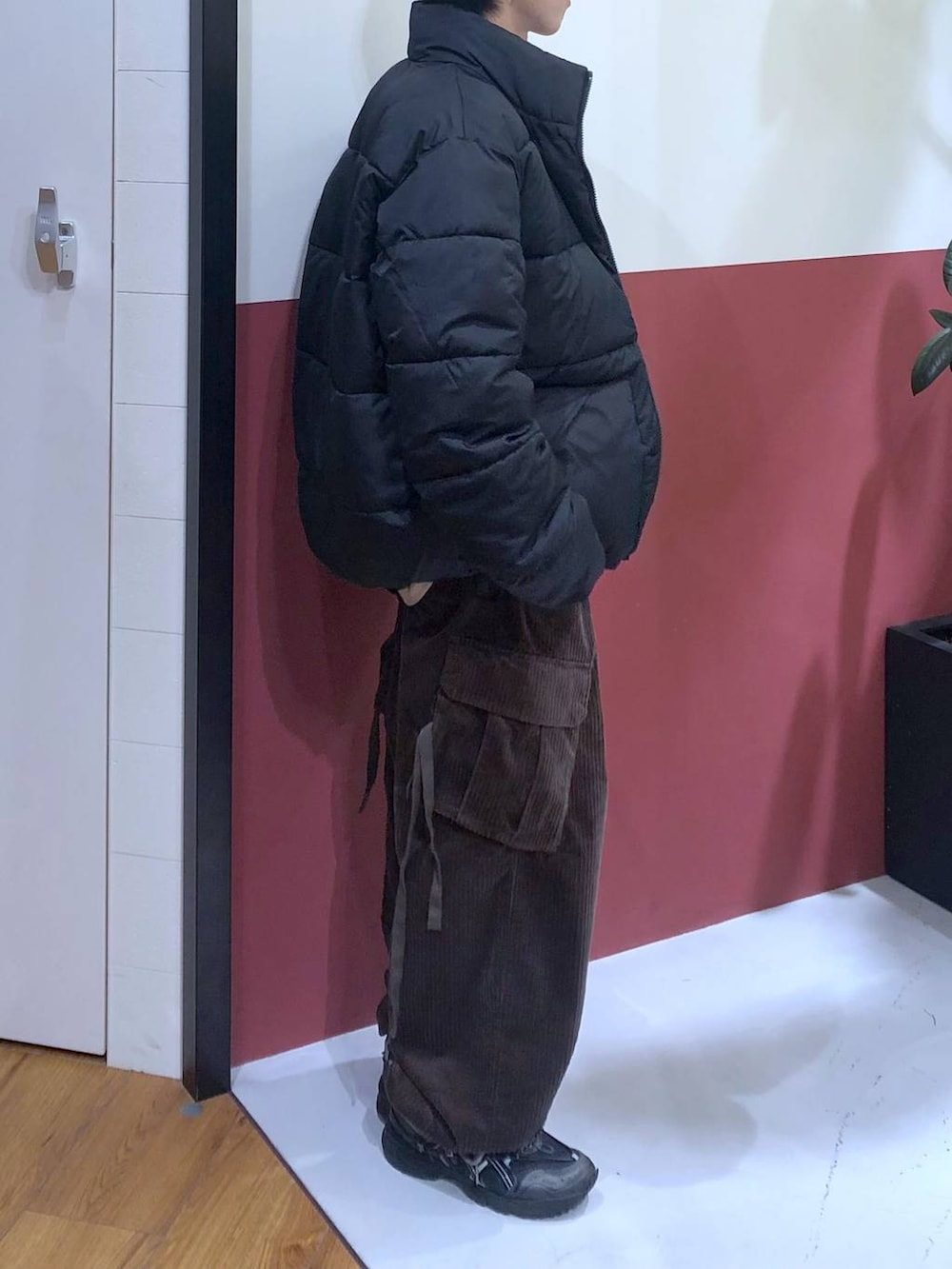 ホワイト系のタンクトップ、ブラウン系のカーゴパンツ、グレー系のスウェットを着用したメンズの冬コーディネートの4枚目の写真