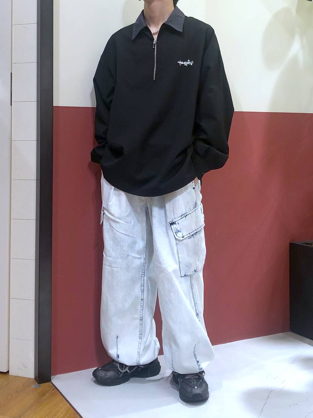 ブルー系のカーゴパンツ、ブラック系のシャツ/ブラウス、シルバー系のリングを着用したメンズの春コーディネートの4枚目の写真