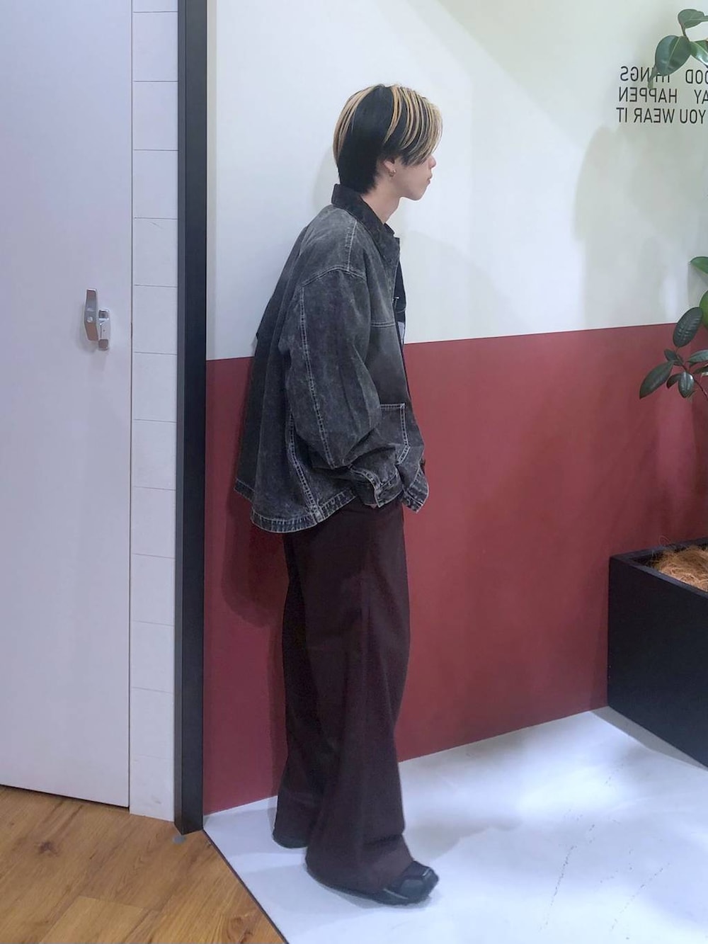 ブラウン系のスラックス、ホワイト系のタンクトップ、グレー系のデニムジャケットを着用したメンズの秋コーディネートの4枚目の写真