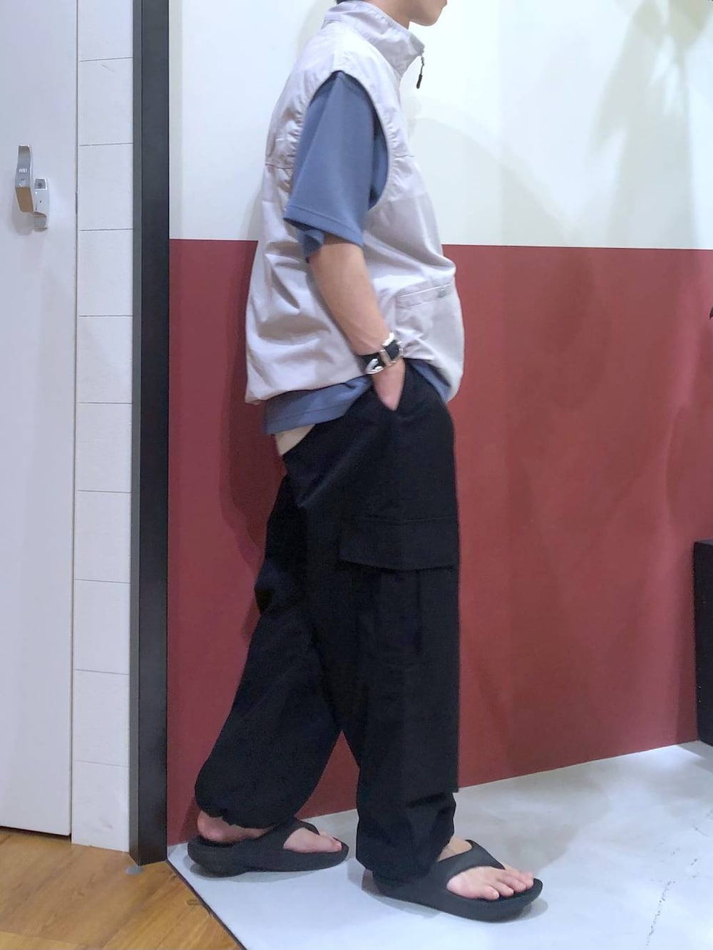 ホワイト系のタンクトップ、ブルー系のTシャツ/カットソー、ブラック系のサンダルを着用したメンズの秋コーディネートの4枚目の写真