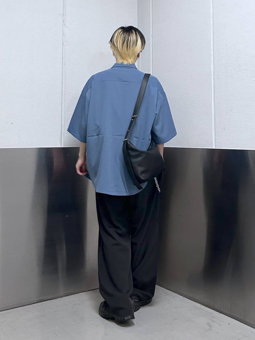 ブルー系のシャツ/ブラウス、ブラック系のスラックス、ブラック系のスニーカーを着用したメンズの春コーディネートの3枚目の写真
