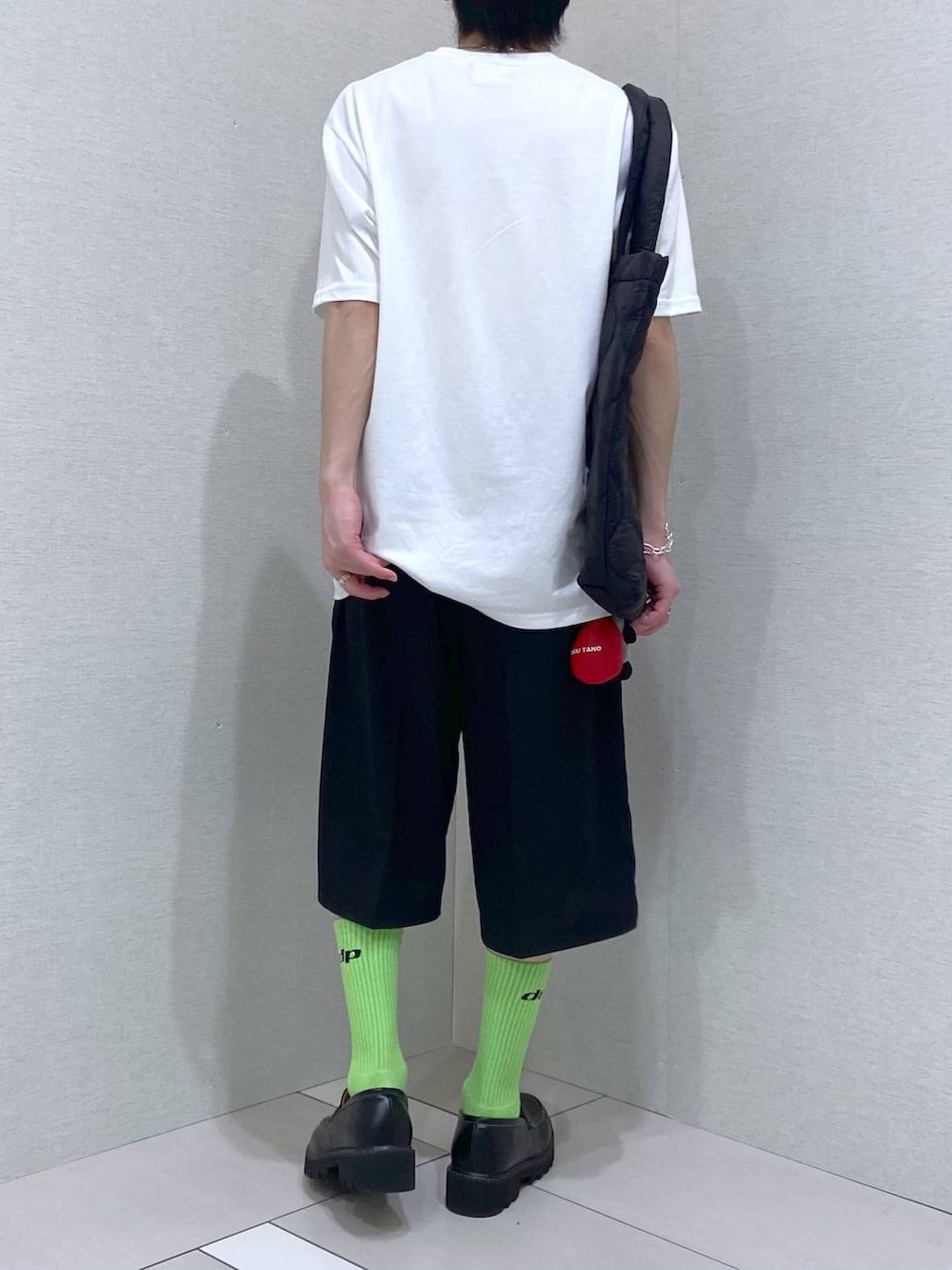 「低身長、スポーティ、アウトドア、RAGEBLUE、ラフ、ゆったり、オーバーサイズ、女子ウケ、ユニセックス、ハーフパンツ、Tシャツ、きれいめカジュアル、夏コーデ、メンズライク、ローファー」｜「RAGEBLUEのデザインメタルリング（リング、シルバー系）」を使った、覇都さん（メンズ・162cm）の夏コーディネートの3枚目の写真
