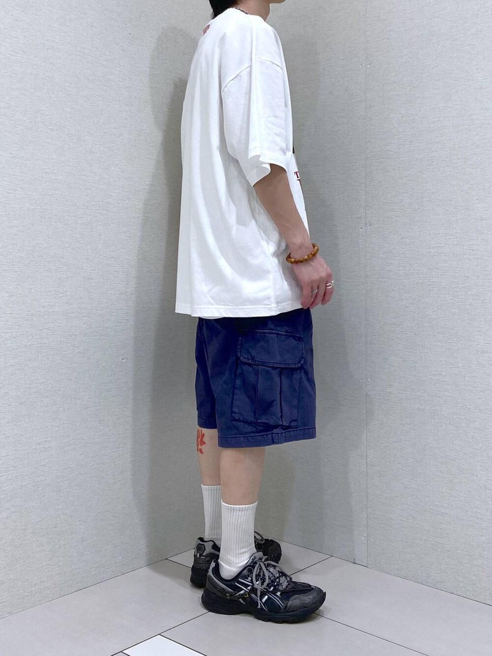 ブルー系のカーゴパンツ、ホワイト系のタンクトップ、ホワイト系のTシャツ/カットソーを着用したメンズの夏コーディネートの4枚目の写真