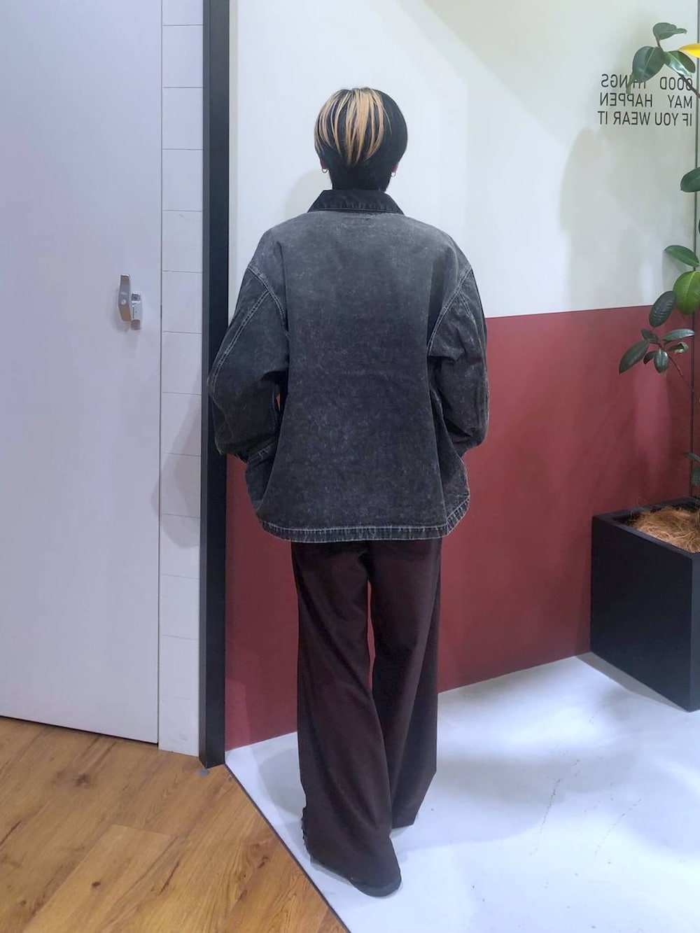 ブラウン系のスラックス、ホワイト系のタンクトップ、グレー系のデニムジャケットを着用したメンズの秋コーディネートの3枚目の写真